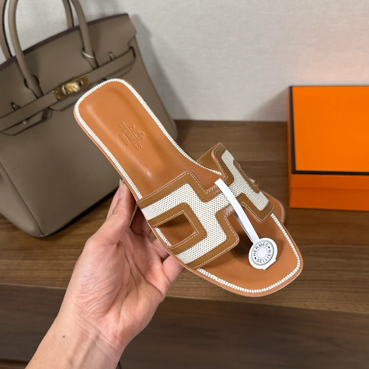 👟👟Ex-factory price 440👟👟 Hermes Hermes H slippers Oasis sandals series——————————Fashionable and versatile Super comfortable Every detail is made to the extreme Original swift calfskin Original 1:1 exclusive private mold upper/original leather outsole ▪️Packaging: Each pair of shoes comes with packaging ▪️SIZE: 35~42 (.40.41.42 customization is non-refundable and non-exchangeable)